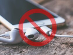 Sering mendengarkan musik menggunakan earphone? STOP!